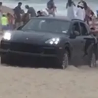 Un șofer s-a dat șmecher cu Porsche Cayenne pe plajă. / Foto: captură video