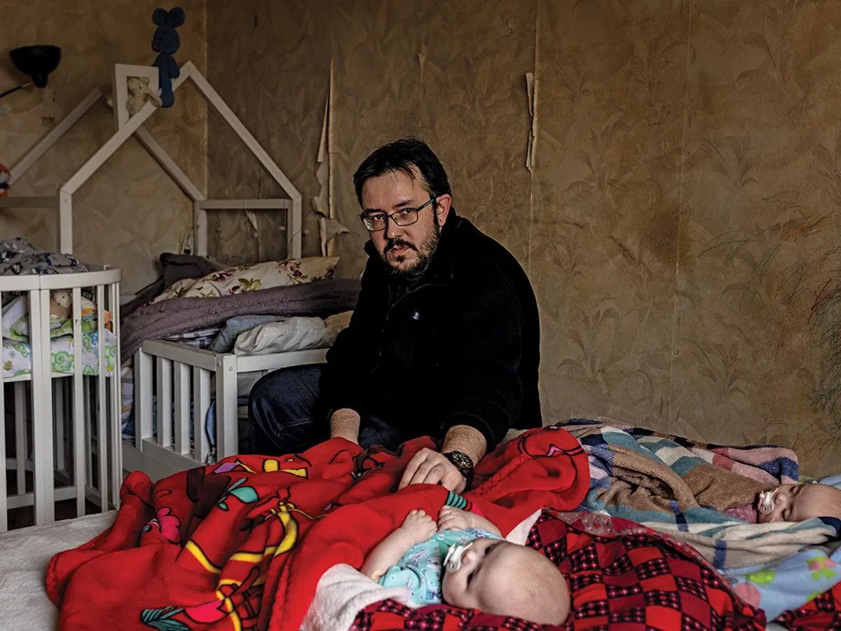 NĂSCUT ÎN RĂZBOI Igor Bazanov, pe 13 februarie 2024, împreună cu fetele sale gemene de 4 luni, în Zaporizhzhia, Ucraina