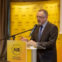 Sorin Lavric, filosoful scriitor și ideolog al AUR, oripilat și de unghiile vopsite ale femeilor. Sursa imagine: republica.ro