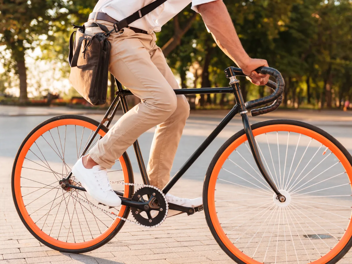 Bărbat care merge pe bicicletă - Foto: Freepik (rol ilustrativ)