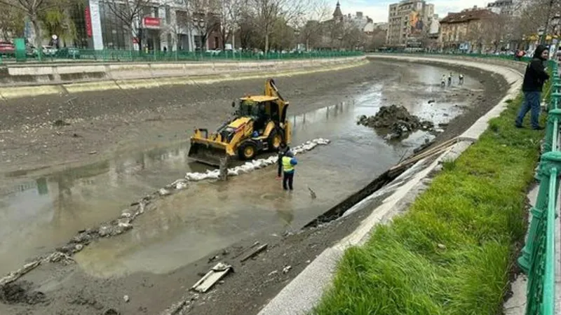 Ce au descoperit autoritățile pe fundul Dâmboviței după ce un tronson al râului a fost golit - Foto: News.ro /