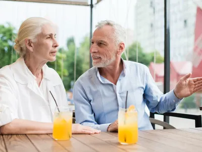 Pensionari vorbind la pensie - Foto: Freepik