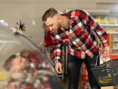 Metoda prin care un individ a încercat să plătească mai puțin în supermarket. A fost prins de paznic - Foto: Profimediaimages.ro (rol ilustrativ)