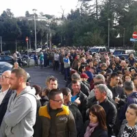 Cetatenii romani care stateau la coada pentru a vota in cadrul celui de-al doilea tur al alegerilor prezidentiale, în 2014, la sectia de votare amenajata în incinta Academiei Romane din Roma. Foto: Agerpres