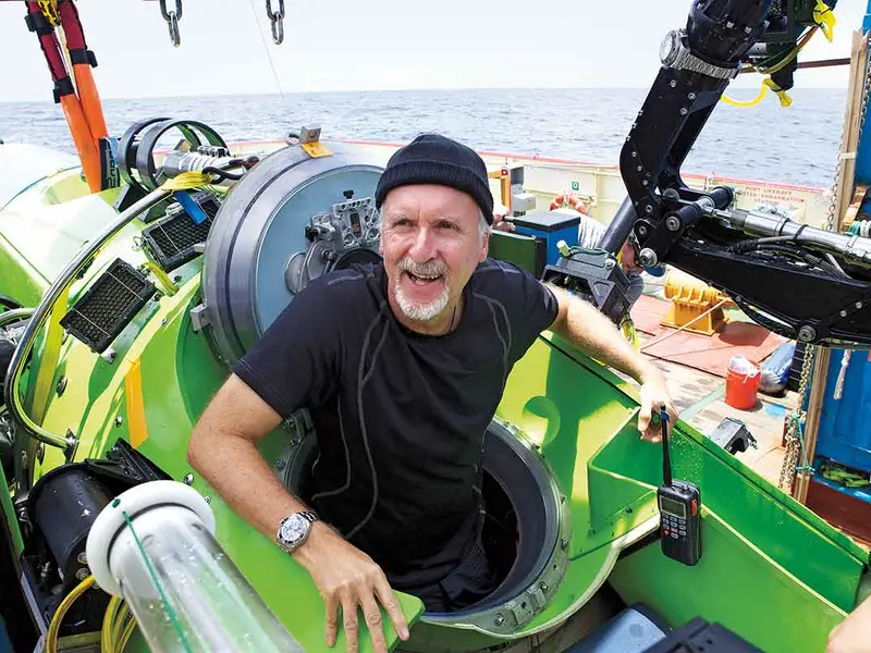 James Cameron iese din Deepsea Challenger după o scufundare