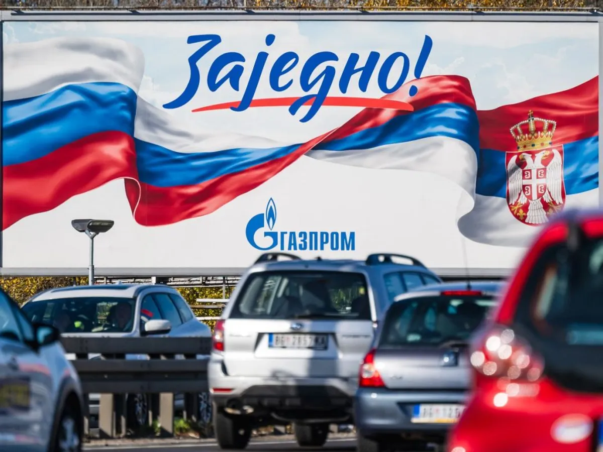 Serbia. Mașinile trec pe lângă un panou publicitar Gazprom pe care este reprezentat un steag rus - Foto: Profimedia Images