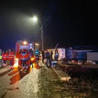 Autocarul ansamblului artistic Flori de Măr s-a răsturnat. / Foto: Iasi TV Life