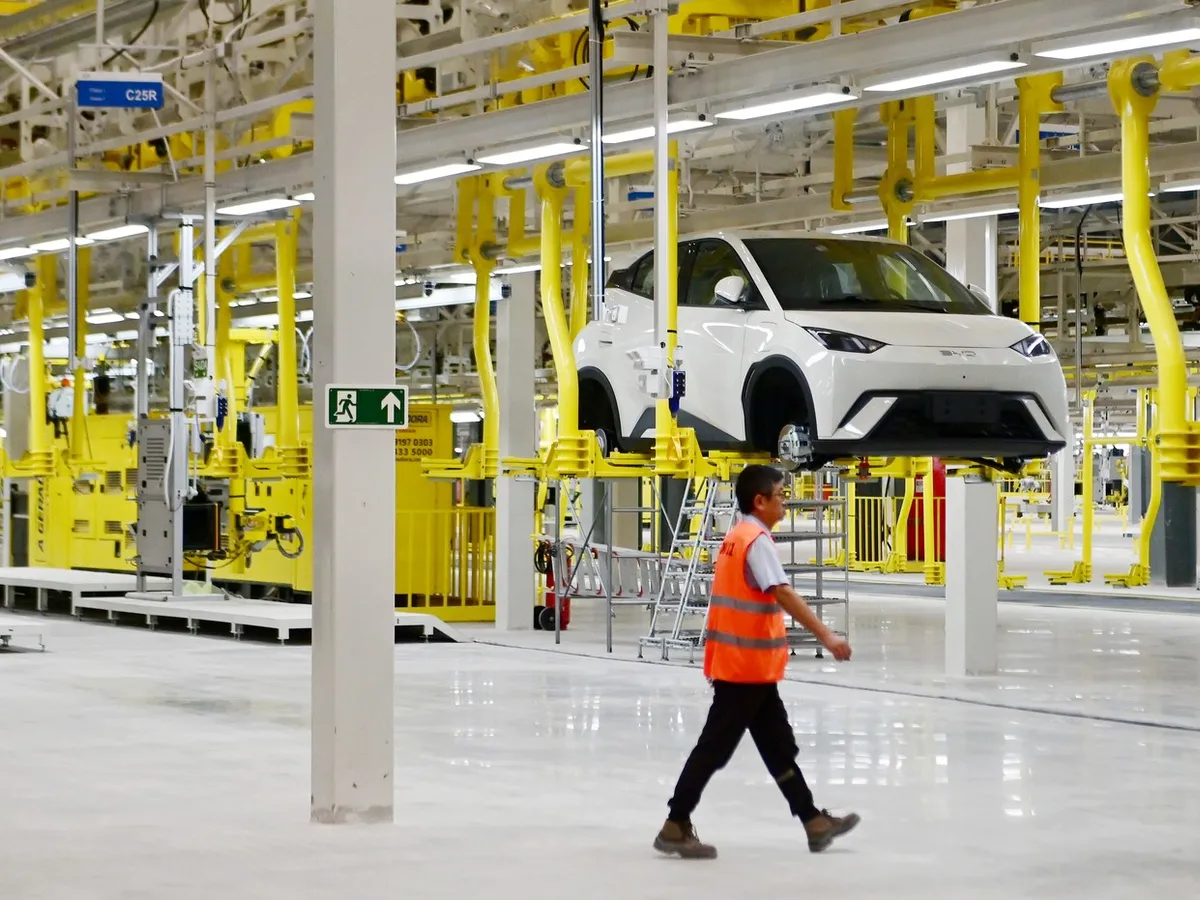 Vânzările celui mai mare producător de mașini electrificate, în scădere cu 30%. A dat afară 100.000 angajați