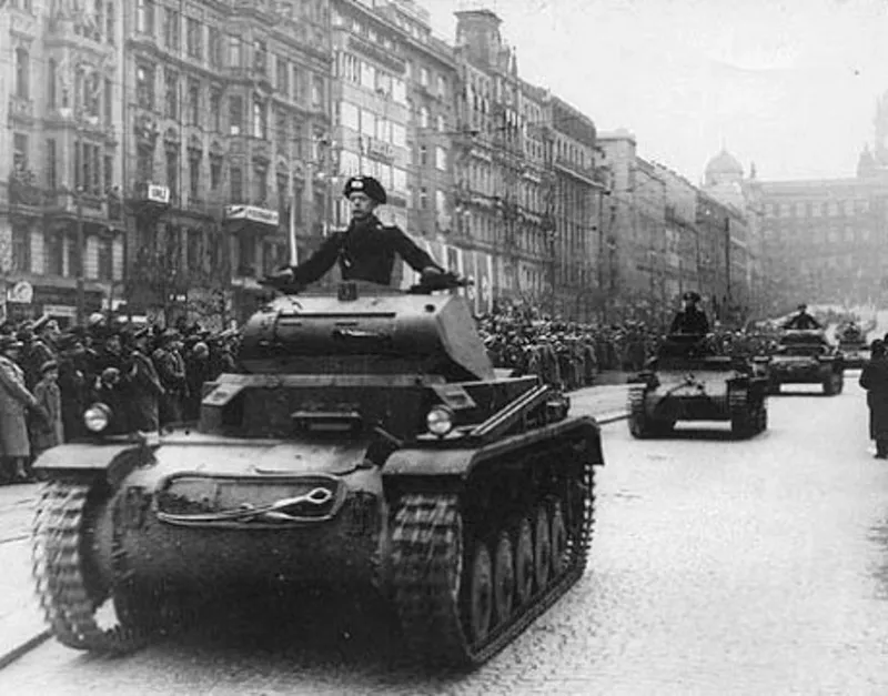 tancuri sovietice in Praga