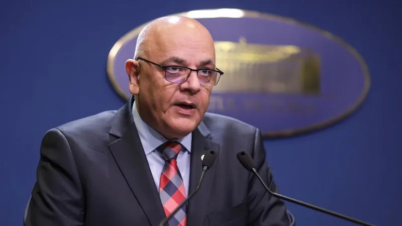 Raed Arafat: „La nivel național au fost stabilite 923 de puncte de prim-ajutor şi hidratare”/FOTO: Inquam Photos / Octav Ganea