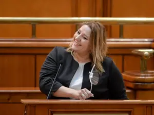 Șoșoacă, circ la revocarea lui Renate Weber. Orban i-a tăiat microfonul. / Foto: ziare.com