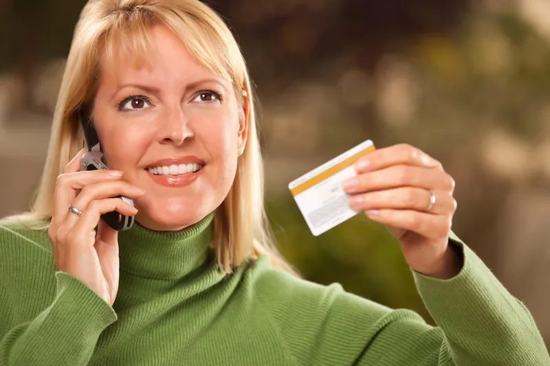 Pensionar care ia pensie pe card - Foto: Freepik