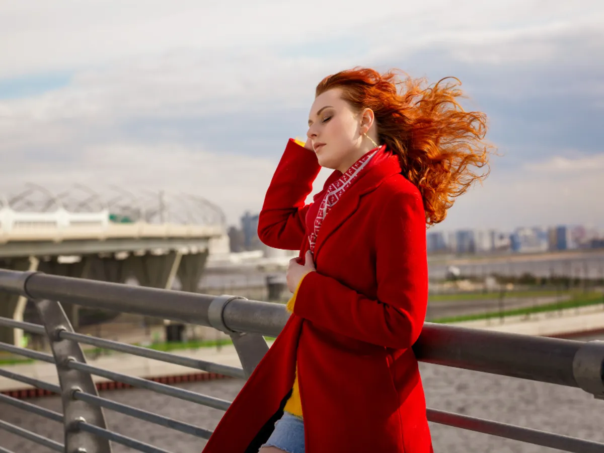 O femeie stă cu părul în vânt - Foto: freepik (rol ilustrativ)