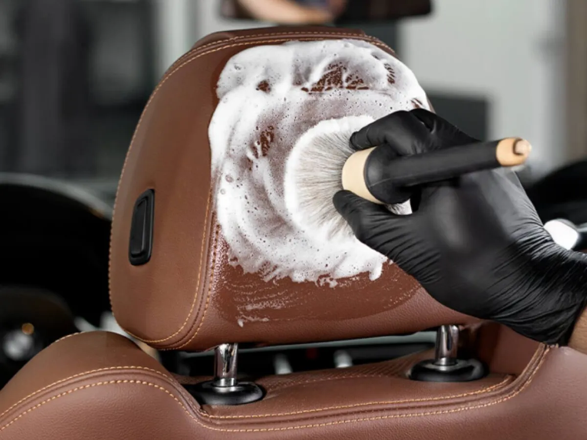 Cum cureți corect tapiseria din piele a mașinii?