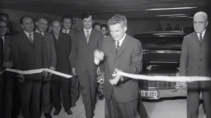 În București există doar 5 parcări subterane. Care a fost deschisă de Ceaușescu cu un Cadillac - Foto: captură video cineclic.ro