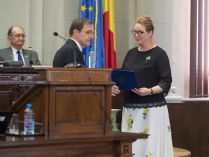 Șefa Romfilatelia, alături de președintele Academiei Române - Foto: Romfilatelia