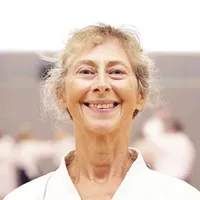 Bunicuţa aikido de 68 de ani, care îi trânteşte pe jos, pe bărbaţii pe care-i antrenează - Foto: captură video YouTube/British Aikido Boar