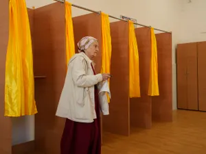 Alegeri prezidențiale. S-au deschis urnele de votare. 18.000.000 de români sunt așteptați la urne - Foto: Profimedia Images