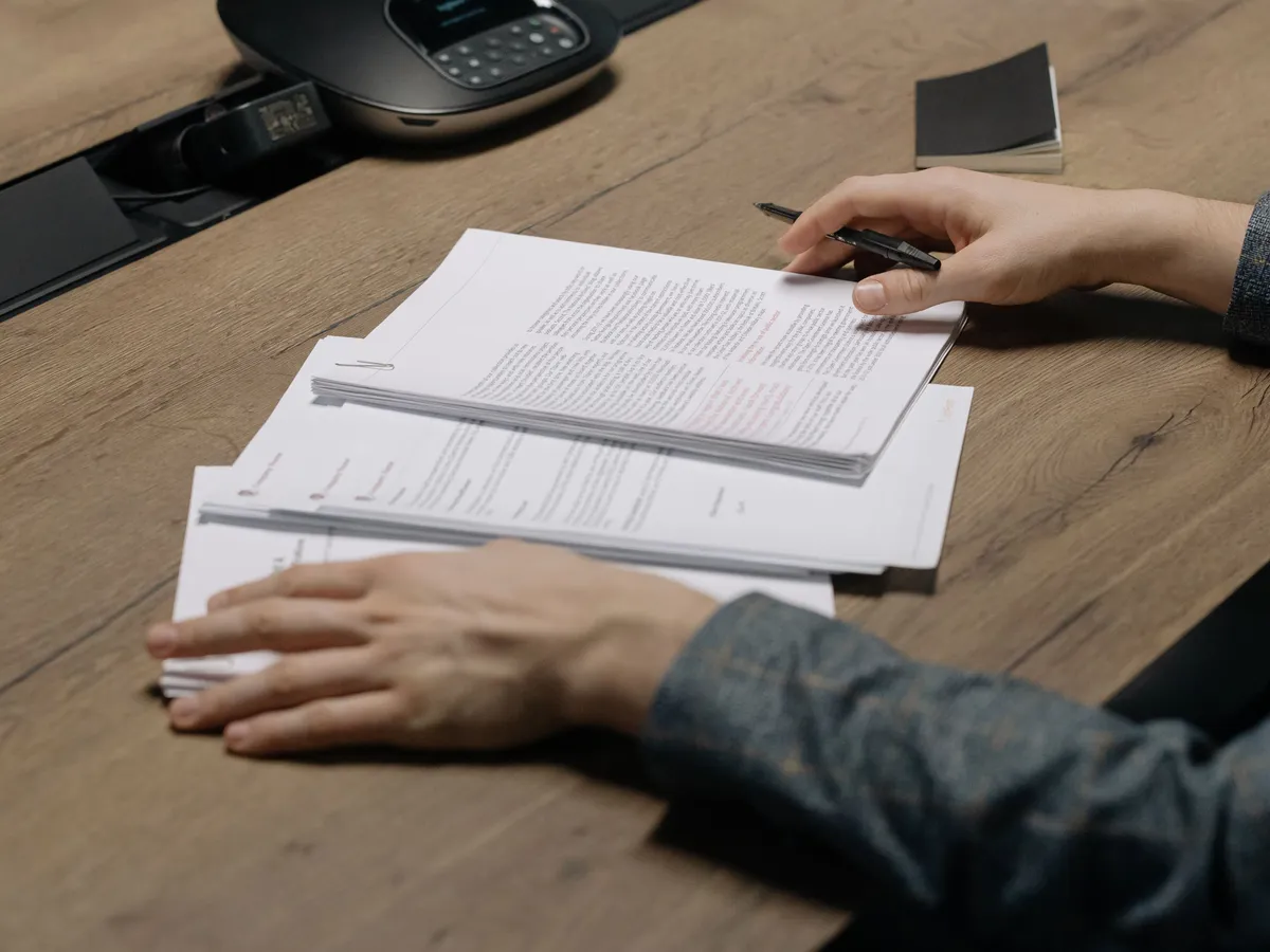 Continui munca după terminarea contractului? Un avocat dezvăluie detaliul care schimbă totul