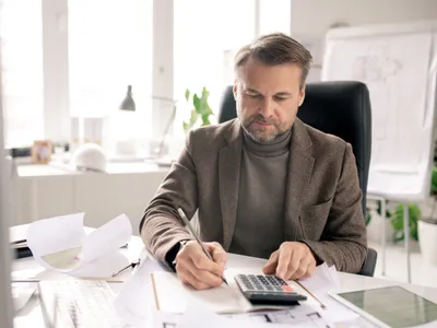 Bărbat contabil la birou - Foto: Freepik (rol ilustrativ)