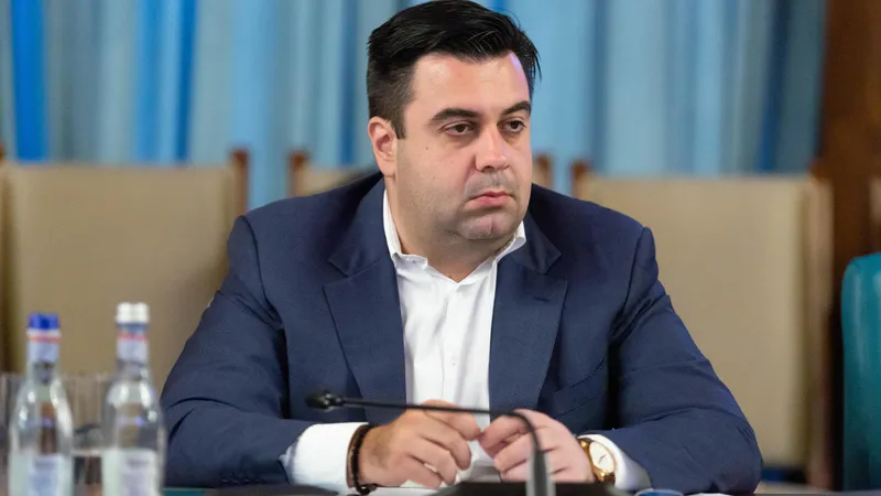Cum achită Răzvan Cuc 3.000€ rate, la un venit de 2.300€ - Foto: INQUAM PHOTOS / Mircea Manole