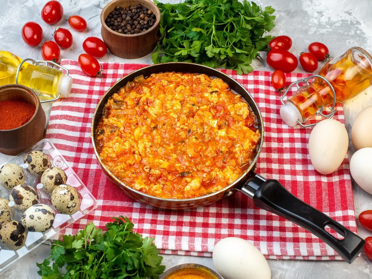 Zacuscă preparată în tigaie: Foto: Freepik