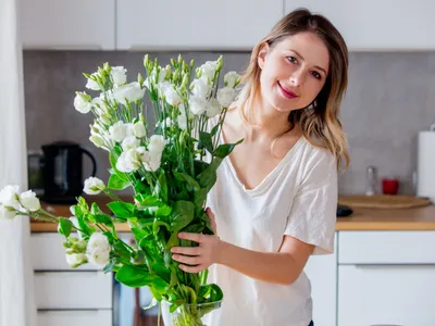 Motivul pentru care oamenii pun bănuți în vazele cu flori. Cum ajută cuprul să trăiască plantele mai mult? - Foto: Freepik (Imagine cu rol ilustrativ)