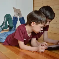 Până la ce vârstă un copil nu trebuie lăsat la telefon, tableta, TV? Foto: Pixabay.com - rol ilustrativ