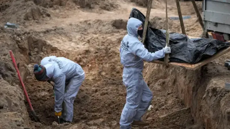 7 cadavre, descoperite într-o nouă groapă comună de lângă Bucea. Ucrainenii, împușcați în cap. / Foto: eu.usatoday.com