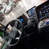 Pasagerii unui autobuz, „sechestrați” cu ușile închise. Șoferul a coborât să-și ia de mâncare. / Foto: captură video