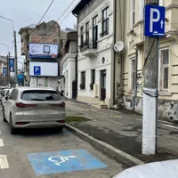 Bucureștenii cu mașini electrice sau hybrid pot parca gratuit pe locurile de parcare administrate de Primăria Capitalei, marcate cu albastru - Foto: Facebook / Primăria Municipiului Bucureşti