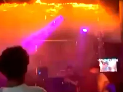 Imaginile au ajuns pe internet. Ce au început să facă mai mulți tineri, după ce barul din Elveția a luat foc