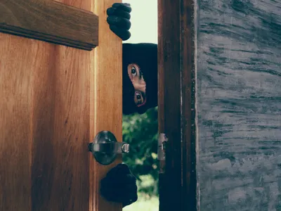 Bătrâni, jefuiți în București de hoți care se dădeau angajați la un furnizor de energie - Foto: Freepik (imagine cu rol ilustrativ)