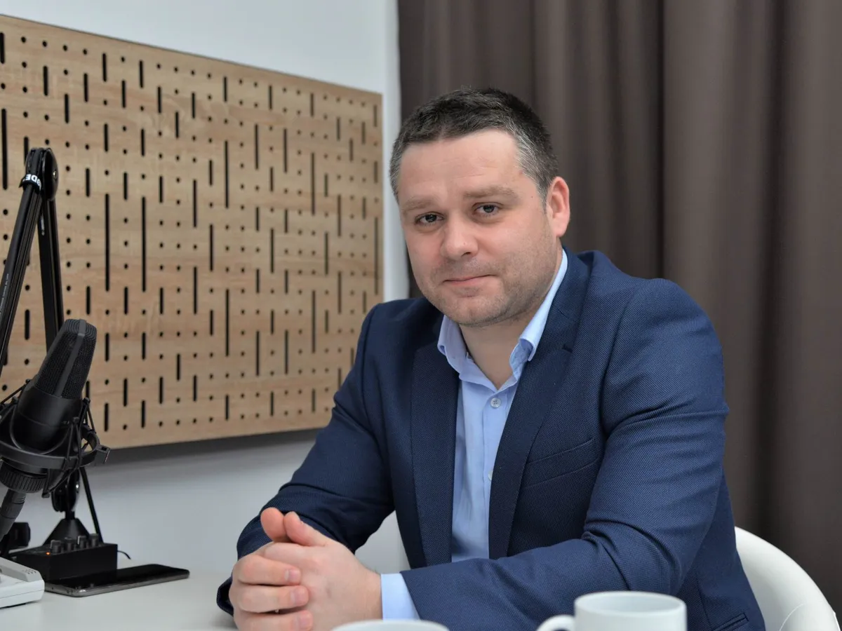Primarul Ciucu, nemulţumit că gunoiul a reapărut în unele grădini de blocuri la doar două zile de la curăţenie. / Foto: pressone.ro