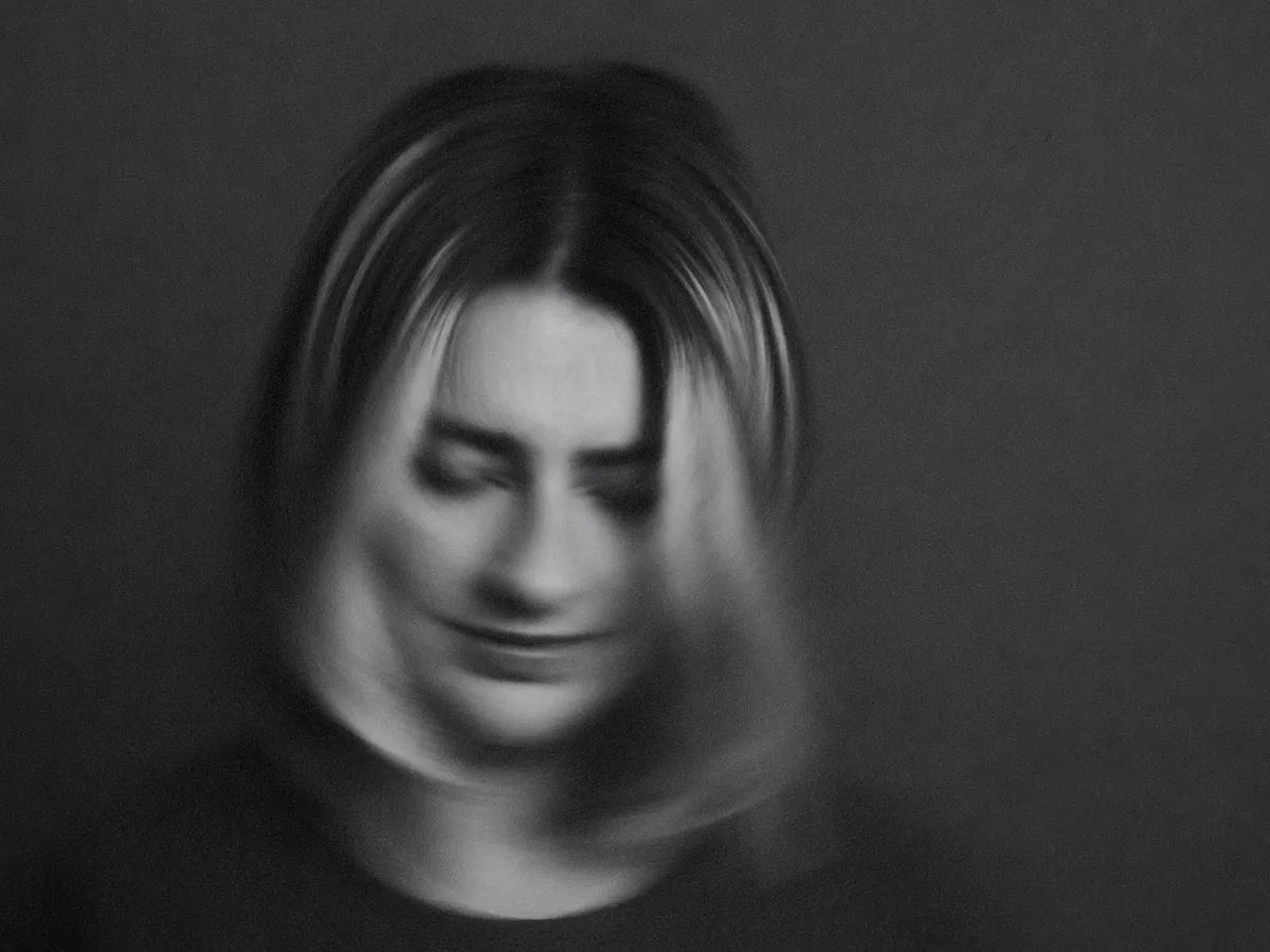 La 19 ani, Antonia Roman-Zbârcea surprinde cu albumul „Mechanics of the Heart”