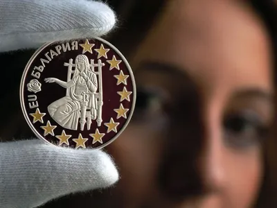21 aprilie 2020 Un angajat al Băncii Naționale a Bulgariei prezintă o monedă comemorativă dedicată aderării Bulgariei la Uniunea Europeană - Foto: Profimedia Images