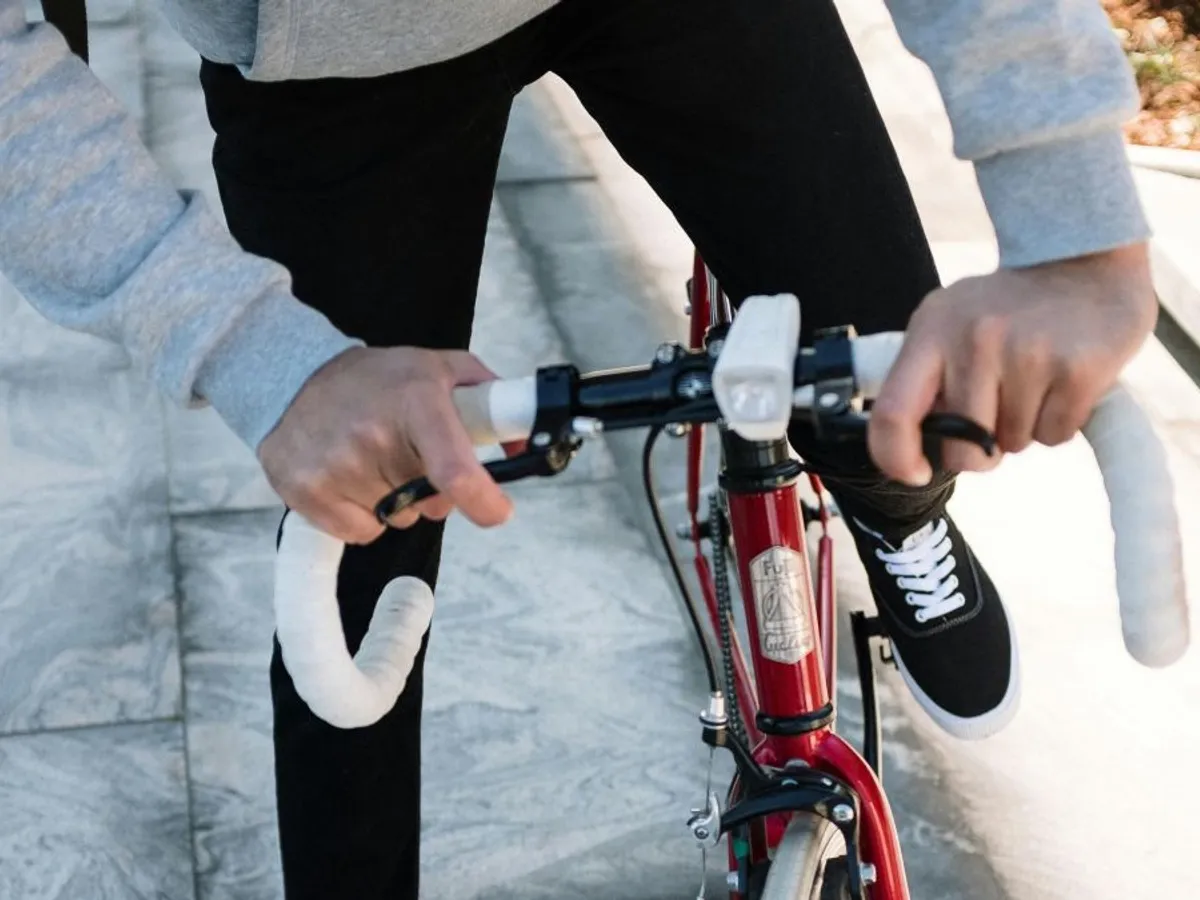 Bărbat pedalând pe o bicicletă - Foto: Pexels/cottonbro studio (Imagine cu caracter ilustrativ)