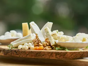 Platou de lemn cu brânzeturi asortate - Foto: Pexels/Engin Akyurt