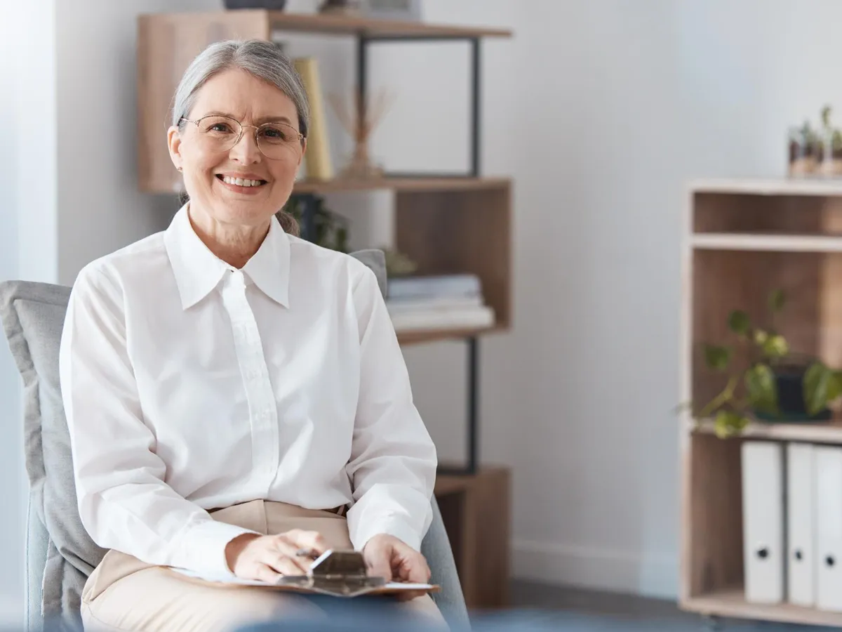 Pensionară, fericită la pensie - Foto: Freepik