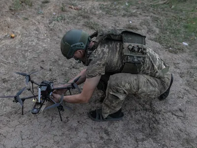 Militar ucrainean care pregătește o dronă pentru atac Foto: profimediaimages.ro