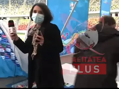 Un panou a căzut pe un reporter în timpul unui live și a dărâmat Trofeul EURO 2020 aflat la București Foto: captură Youtube Realitatea Plus