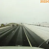 Șoferul unui utilaj greu de deszăpezire a pus viața a sute de oameni în pericol și a reușit să avarieze peste 40 de autovehicule pe o autostradă din Ohio. / Foto: captură video