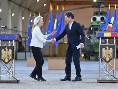 Baza Kogălniceanu, 1 septembrie. Nicuşor Dan şi Ursula von der Leyen îşi strâng mâinile, după o conferinţă de presă comună - Foto: Profimedia Images
