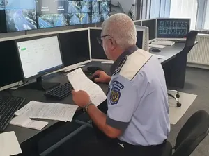 Polițist la tastatură - Foto: Gds