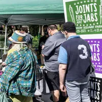 „Joints for jabs”: Mici cu muștar pentru Bucureșteni, marijuana contra vaccin în Washington. / Foto: theguardian.com