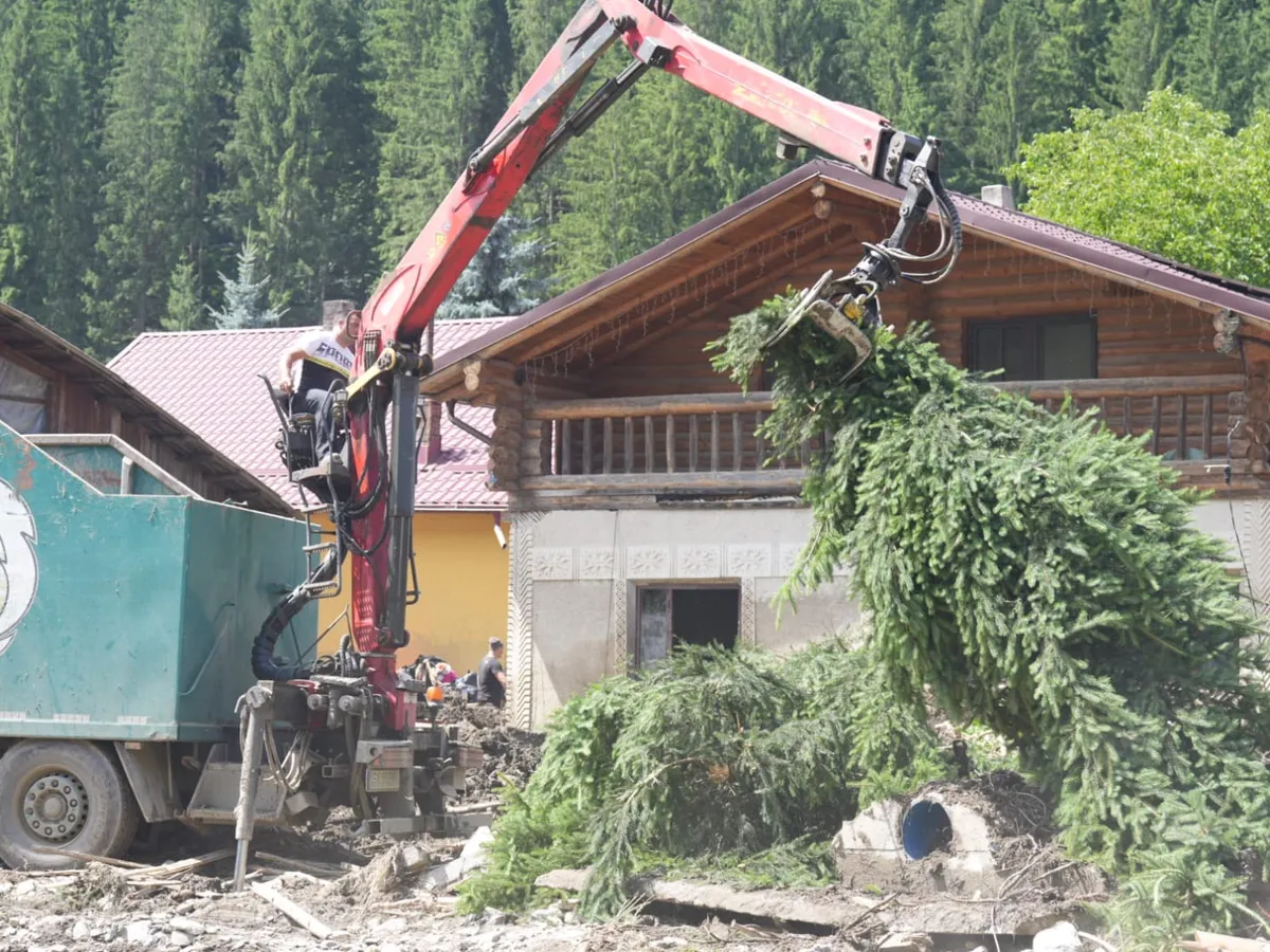 600 de gospodării inundate în Broșteni, Ostra și Stulpicani, eliberate de aluviuni - Foto: IGSU