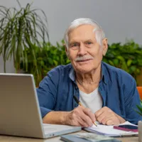 Pensionar așteptând explicații despre pensii - Foto: Freepik