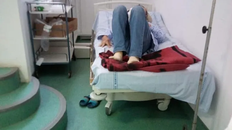 Pacient cu COVID, tratat pe hol, la Institutul Marius Nasta din Capitală. Sursă imagine: Facebook