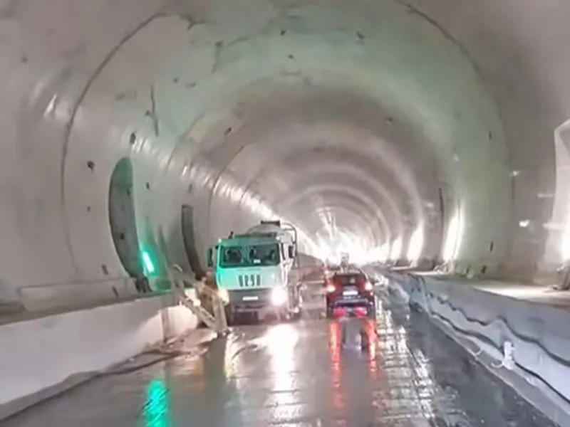 Imagini istorice! Prima călătorie cu autocarul prin primul tunel de autostradă din România - Foto: captură video