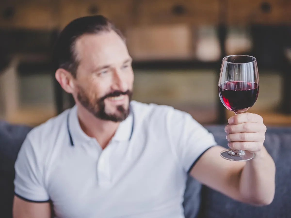 Bărbat care bea un pahar cu vin - Foto: Freepik (Imagine cu rol ilustrativ)